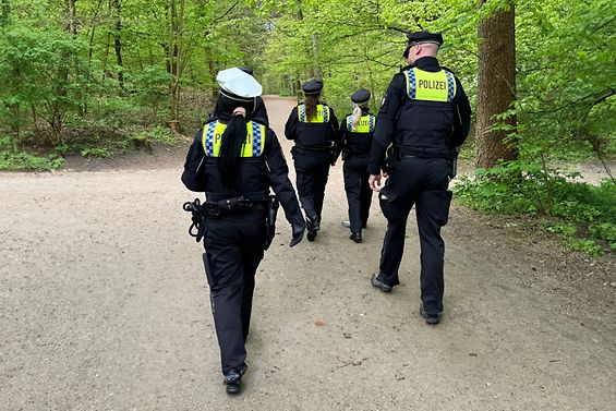 Polizisten bestreifen den Hamburger Volkspark